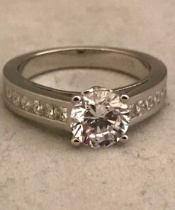 Zilveren ring met grove steen en kleine zirkonia's